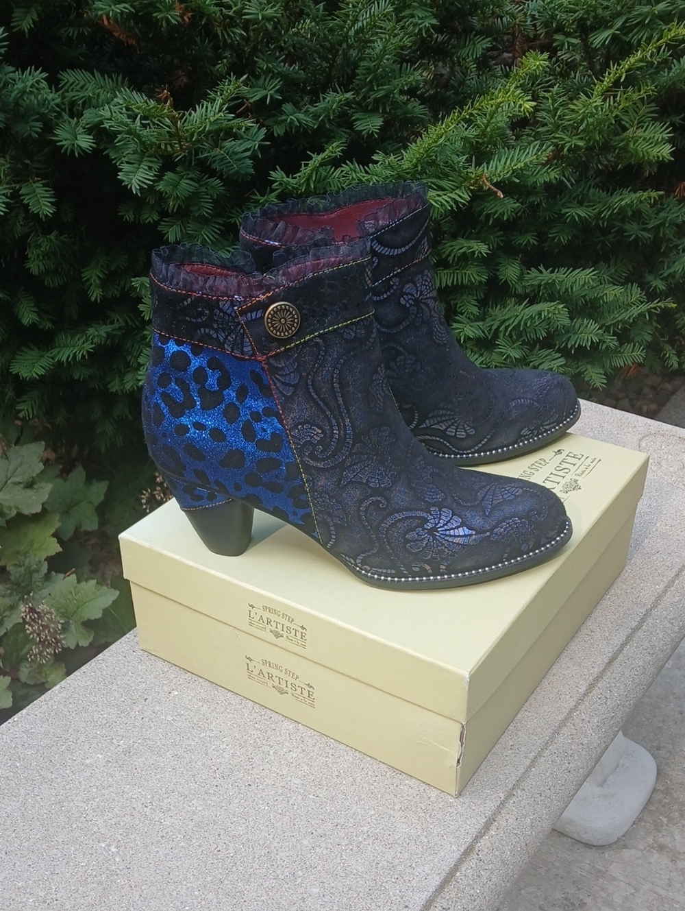 L'Artiste by Spring Step "Dessa" Booties in Navy Multi. Sz 41 (9.5)